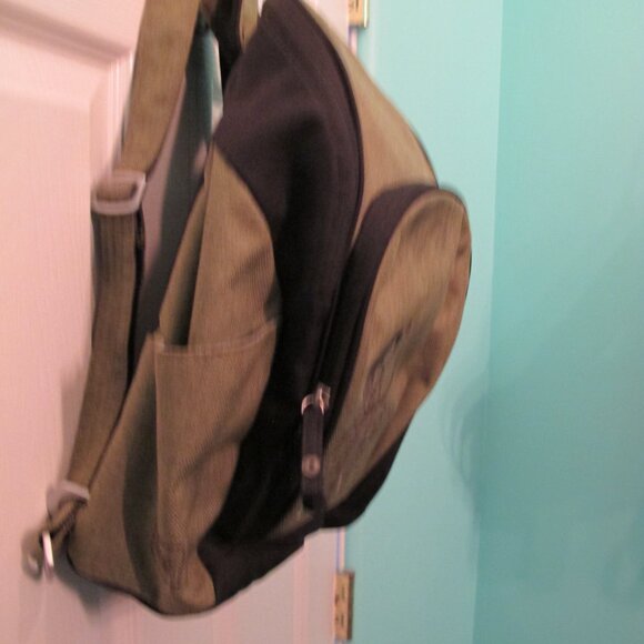 Vintage REI Nikole 9L small daypack convertible sling in Olive - Picture 8 of 9